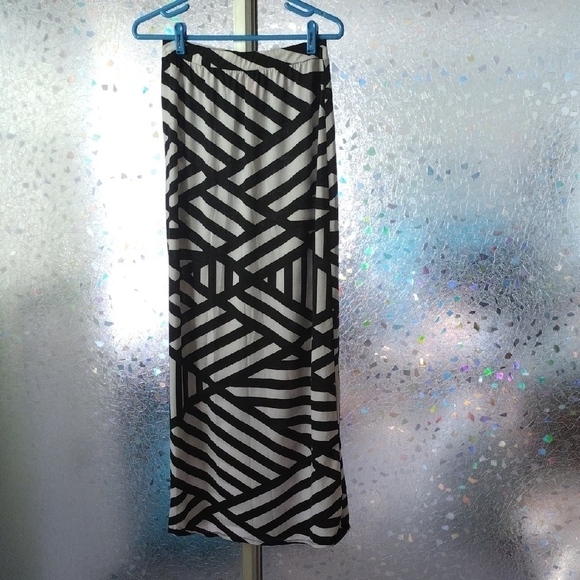 Black and White Geometric Maxi Skirt - Picture 6 of 9